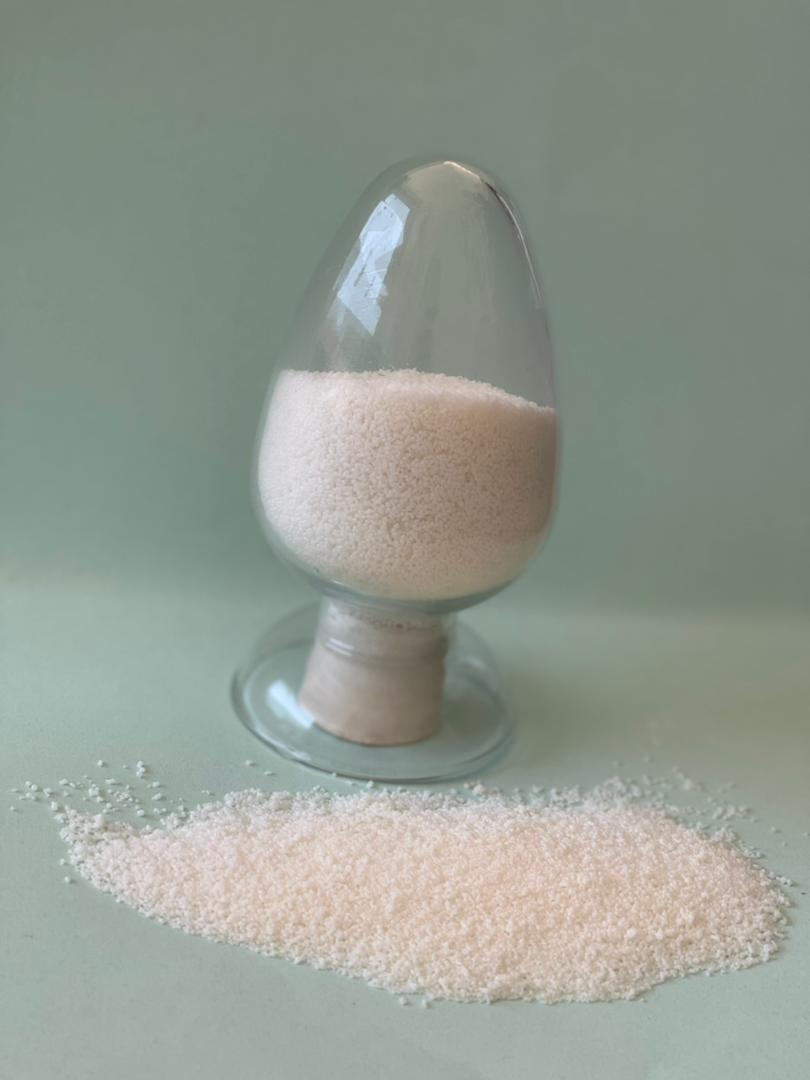 Gomme xanthane en poudre, naturelle, elle s'utilise comme épaississant dans  de nombreux domaines.